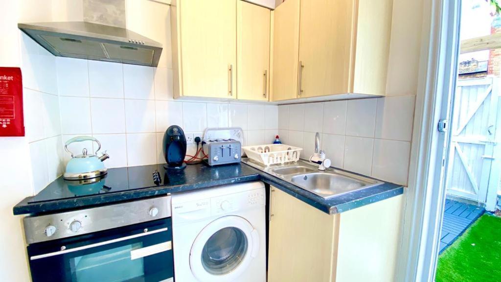 Modern And Cosy Studio Flat London Luaran gambar